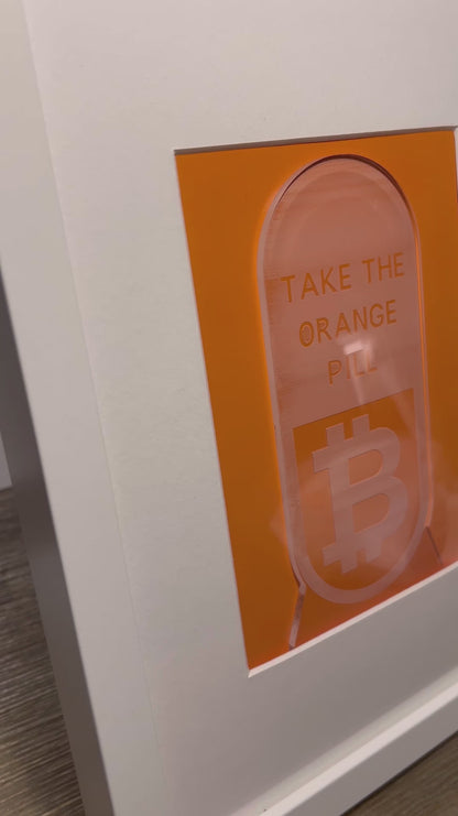 Krypto Kunst „Take the orange Pill" – Lifestyle Wandbild Bitcoin-Motiv im Wohnzimmer | KryptoFuchs