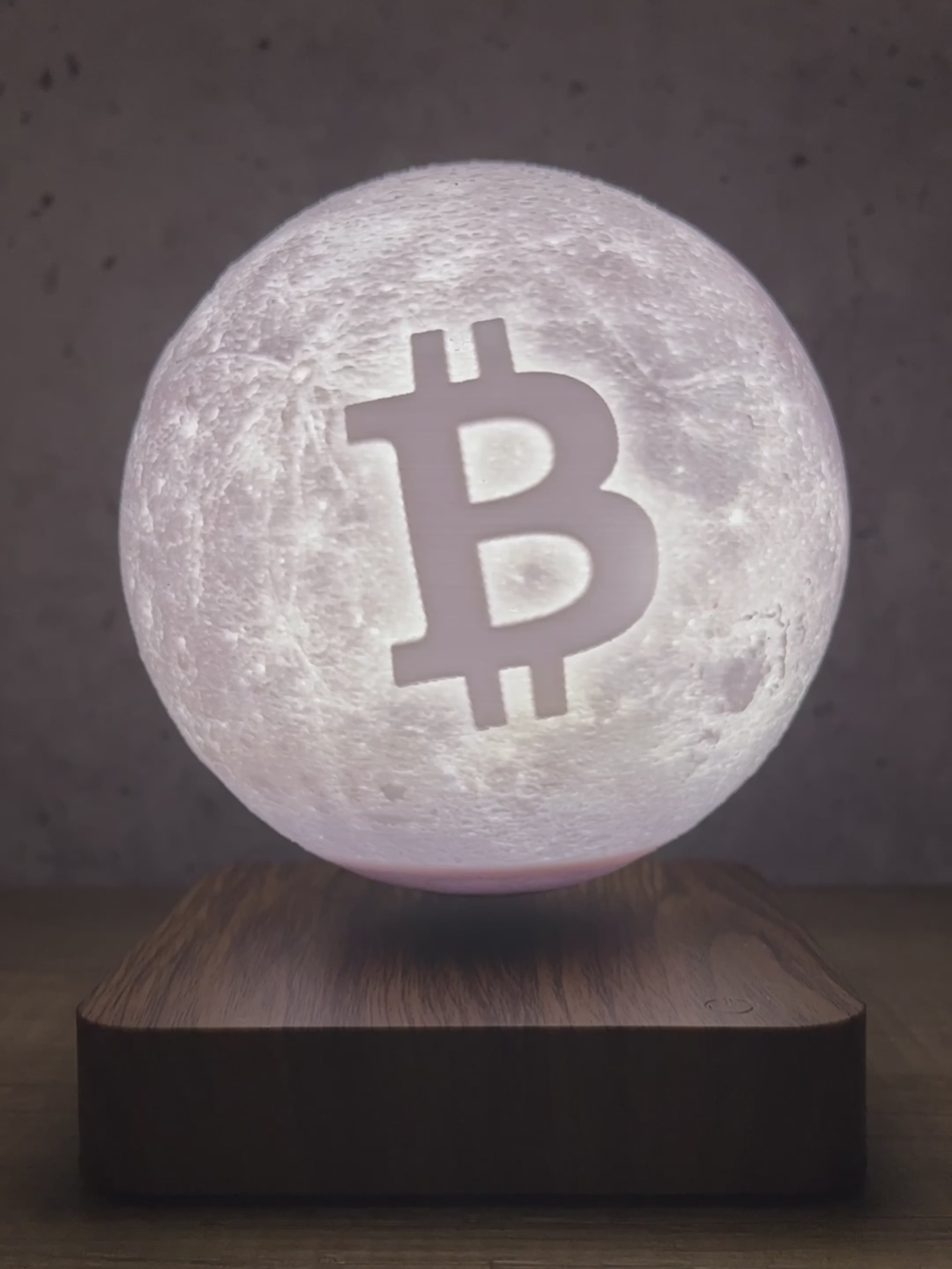 Bitcoin Magnetlampe Video – schwebende Mond-Lampe mit BTC Logo in Aktion