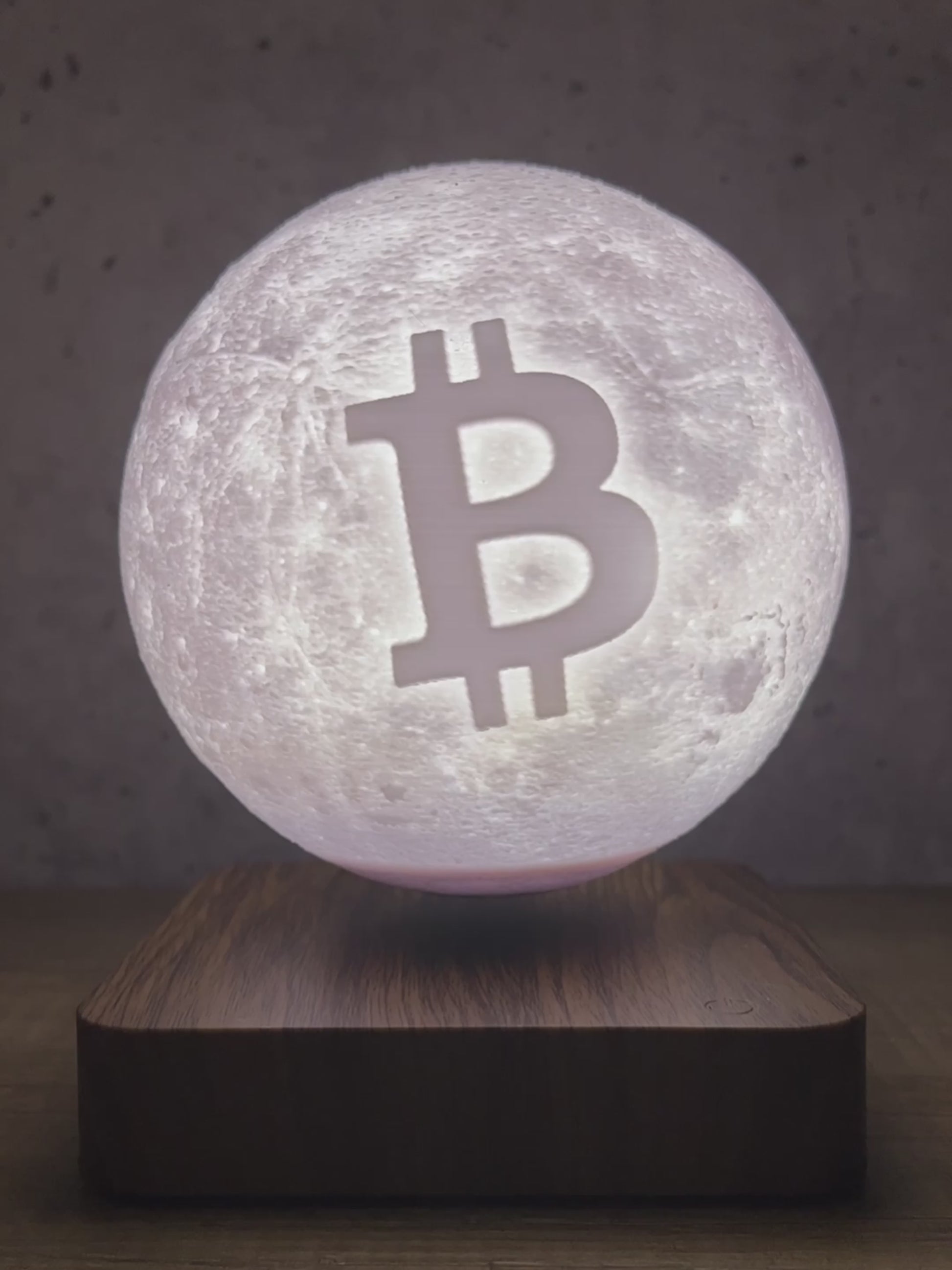 Bitcoin Magnetlampe Video – schwebende Mond-Lampe mit BTC Logo in Aktion