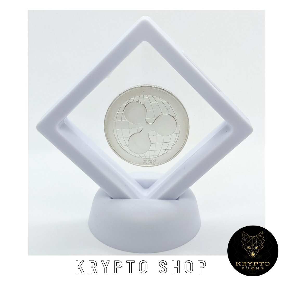 Ripple XRP Kryptomünze – Silber im weißen Schwebe-Display, XRP-Logo-Seite | KryptoFuchs