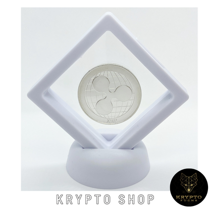 Ripple XRP Kryptomünze – Silber im weißen Schwebe-Display, XRP-Logo-Seite | KryptoFuchs