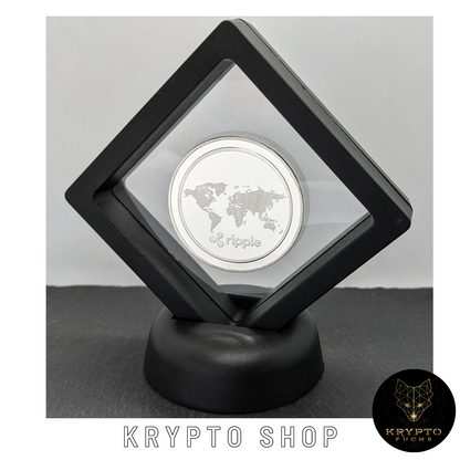 Ripple XRP Kryptomünze – Silber im schwarzen Schwebe-Display, weitere Ansicht | KryptoFuchs