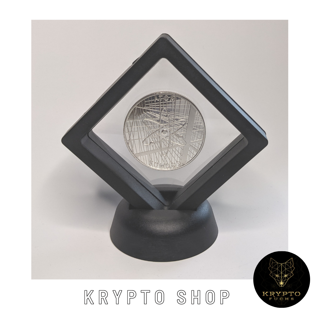 Cosmos ATOM Kryptomünze – Silber im schwarzen Schwebe-Display | KryptoFuchs