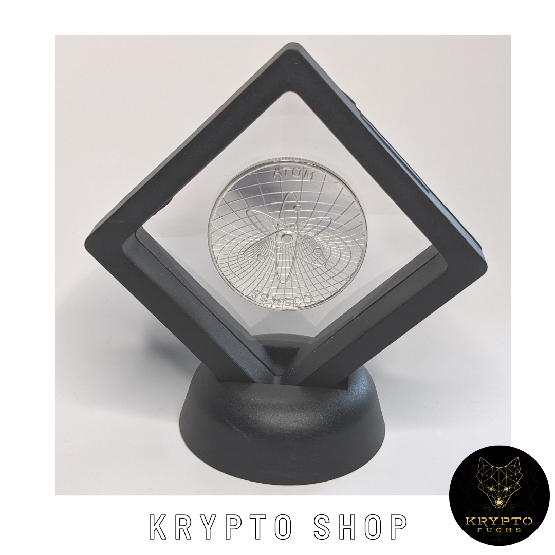 Cosmos ATOM Kryptomünze – Silber im schwarzen Schwebe-Display, Schrägansicht | KryptoFuchs