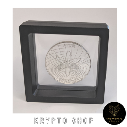 Cosmos ATOM Kryptomünze – Silber im schwarzen Schwebe-Display, groß | KryptoFuchs