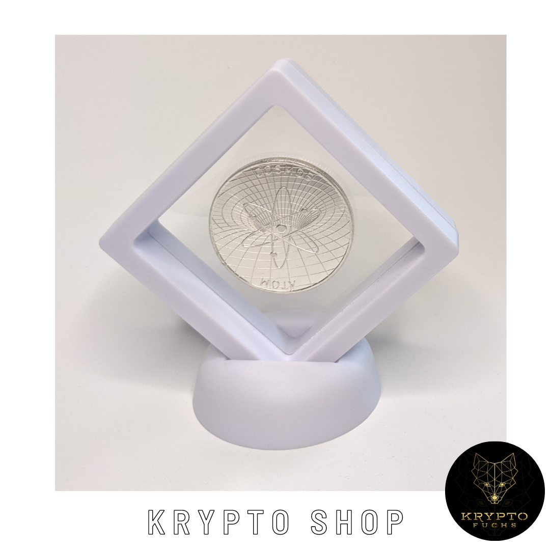 Cosmos ATOM Kryptomünze – Silber im weißen Schwebe-Display, Schrägansicht | KryptoFuchs
