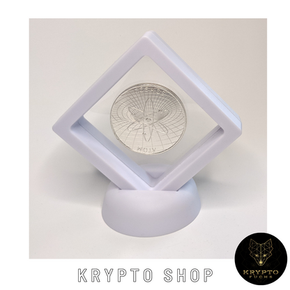 Cosmos ATOM Kryptomünze – Silber im weißen Schwebe-Display, Schrägansicht | KryptoFuchs