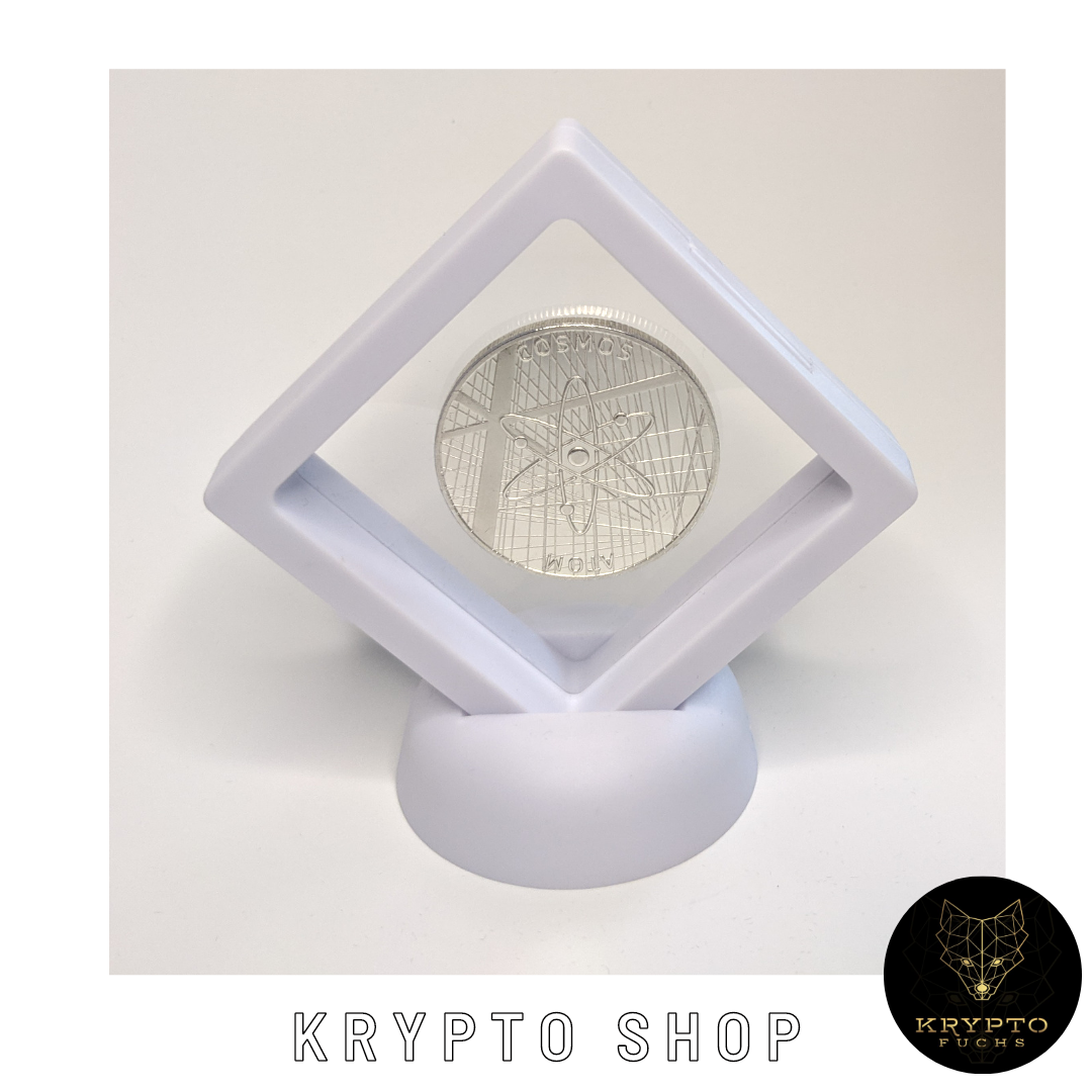 Cosmos ATOM Kryptomünze – Silber im weißen Schwebe-Display, weitere Ansicht | KryptoFuchs