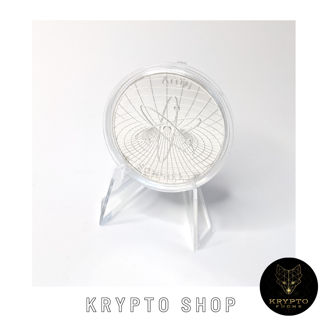 Cosmos ATOM Kryptomünze – Silber, aufgestellte Münze auf Aufsteller | KryptoFuchs