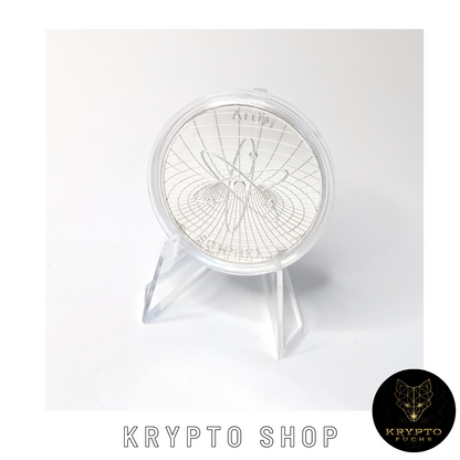 Cosmos ATOM Kryptomünze – Silber, aufgestellte Münze auf Aufsteller | KryptoFuchs