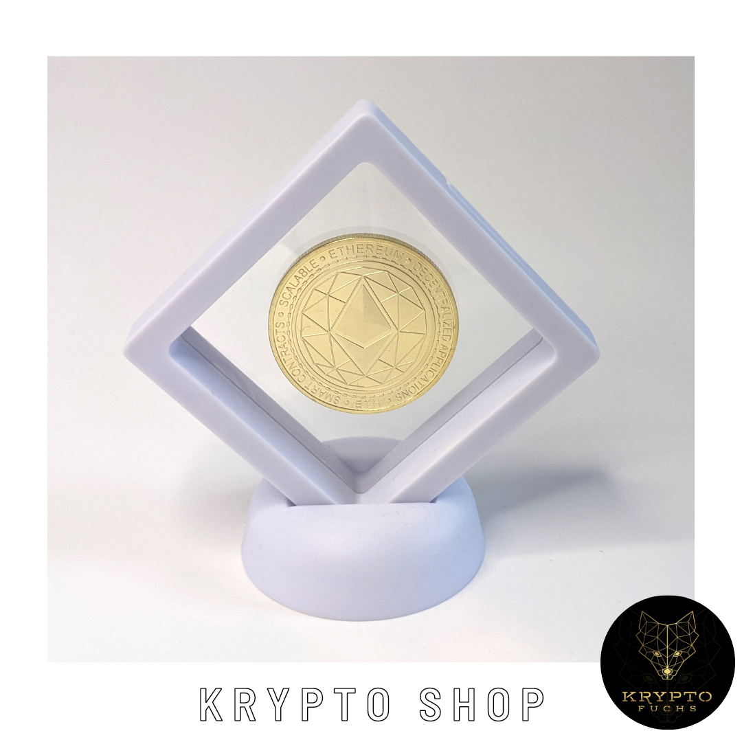 Ethereum ETH Kryptomünze 2021 Edition – Gold im weißen Schwebe-Display, Schrägansicht | KryptoFuchs