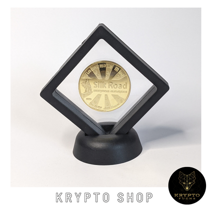 Bitcoin BTC Silkroad Kryptomünze – im weißen Schwebe-Display, Schrägansicht | KryptoFuchs