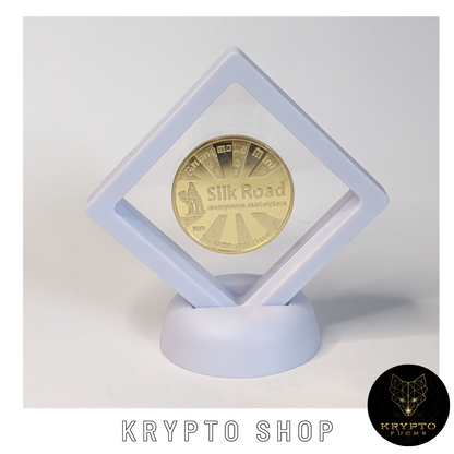Bitcoin BTC Silkroad Kryptomünze – im weißen Schwebe-Display, weitere Ansicht | KryptoFuchs