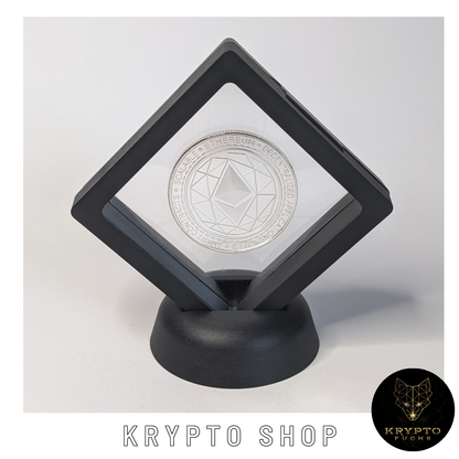 Ethereum ETH Kryptomünze 2021 Edition – Silber im schwarzen Schwebe-Display, Schrägansicht | KryptoFuchs