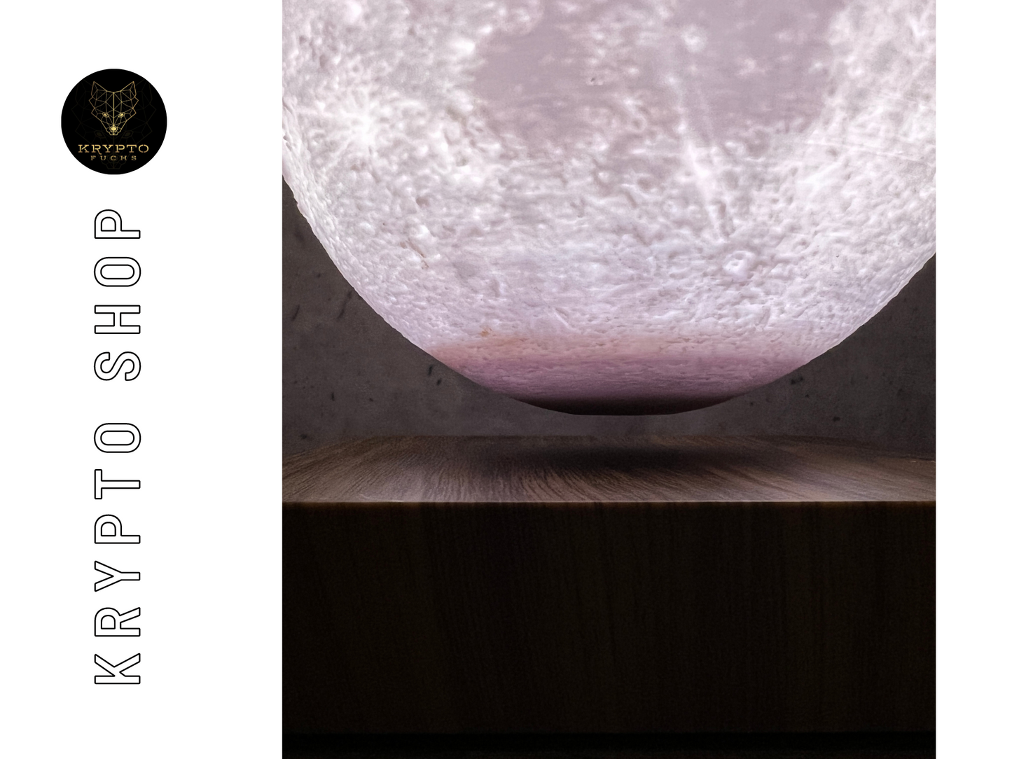 Bitcoin Magnetlampe Nahaufnahme – leuchtende Mondkugel auf Holzsockel mit Krypto Shop Branding