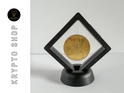 Cosmos ATOM Kryptomünze – Gold im schwarzen Schwebe-Display | KryptoFuchs