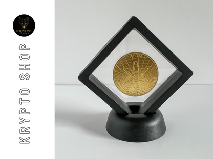 Cosmos ATOM Kryptomünze – Gold im schwarzen Schwebe-Display, weitere Ansicht | KryptoFuchs