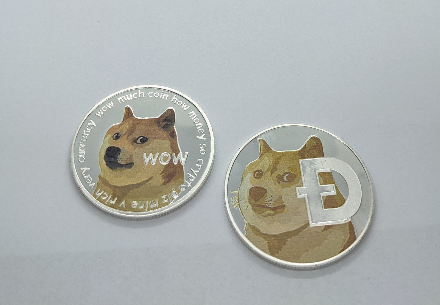 Dogecoin DOGE bicolor Kryptomünze – Ansicht 24 | KryptoFuchs